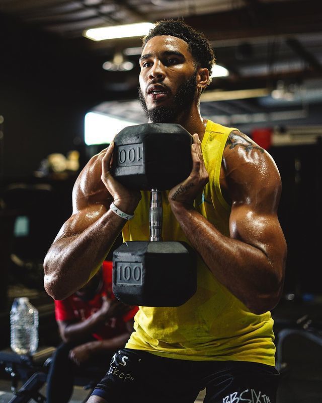 上海久事训练开放日，国际比赛日队长鼓劲引欢呼，荷甲在即，临场指挥获称赞